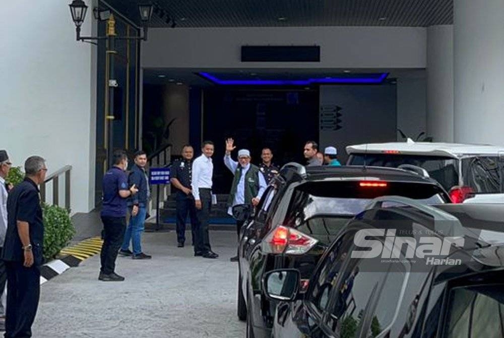 Kenderaan Toyota Vellfire yang membawa Abdul Hadi tiba di IPD Sentul pada Isnin.