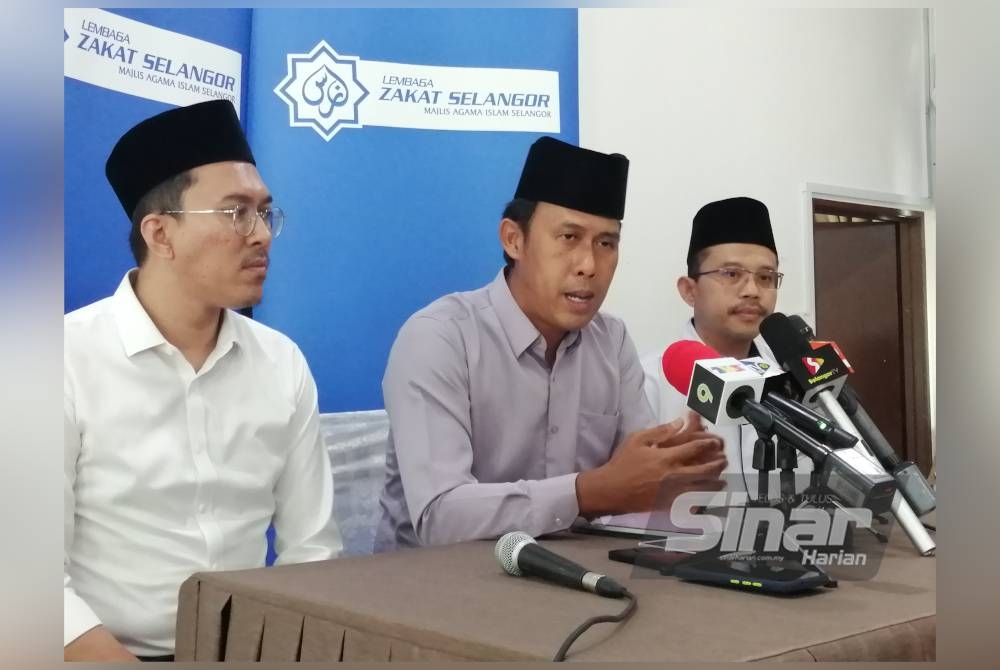 Mohd Sabirin (tengah) pada sidang akbar Program Kongsi Rezeki Bersama Komuniti di Masjid Darul Ehsan pada Isnin.