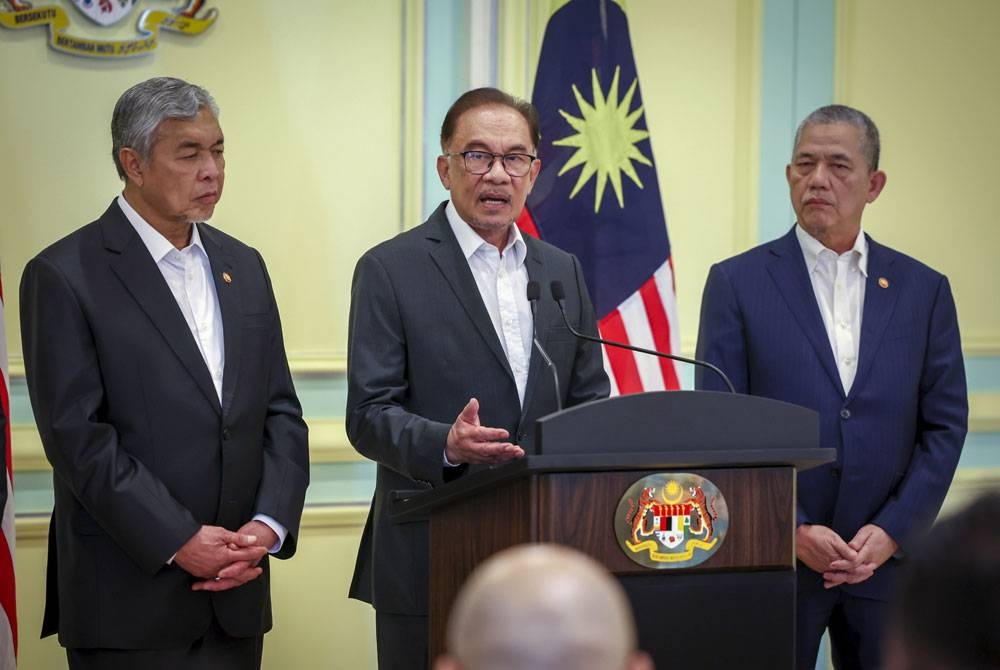 Perdana Menteri, Datuk Seri Anwar Ibrahim pada sidang media di Perdana Putra, pada Isnin. Turut sama kedua-dua timbalannya, Datuk Seri Dr Ahmad Zahid Hamidi (kiri) dan Datuk Seri Fadillah Yusof (kanan). - Foto Bernama