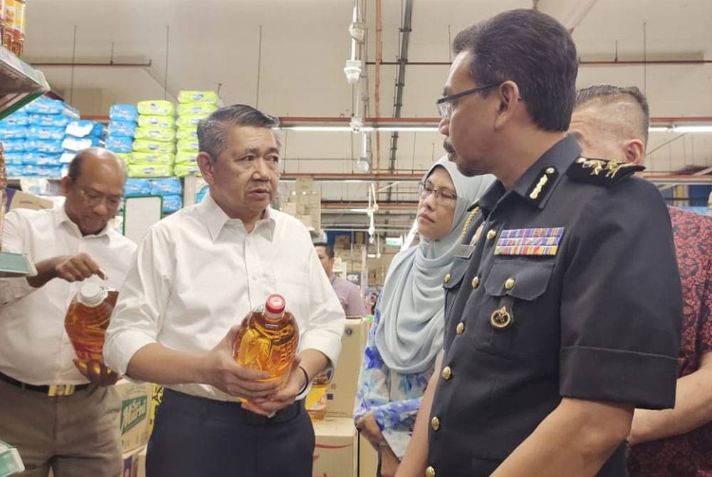 Salahuddin (tengah) ketika membuat tinjauan pemeriksaan bekalan dan harga barangan keperluan di pasar raya borong NSK Trade City, di Kuchai Lama, Kuala Lumpur pada Isnin.