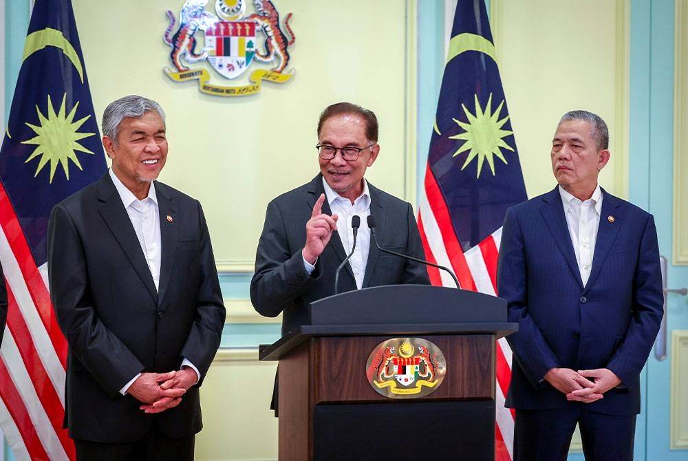 Anwar (tengah) bersama-sama kedua-dua timbalannya, Ahmad Zahid Hamidi (kiri) dan Fadillah (kanan) pada sidang media di Perdana Putra hari ini. -Foto: Bernama