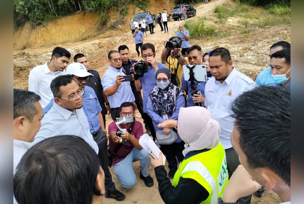 Amirudin meninjau lokasi tapak sampah haram di Taman Puncak Jalil.