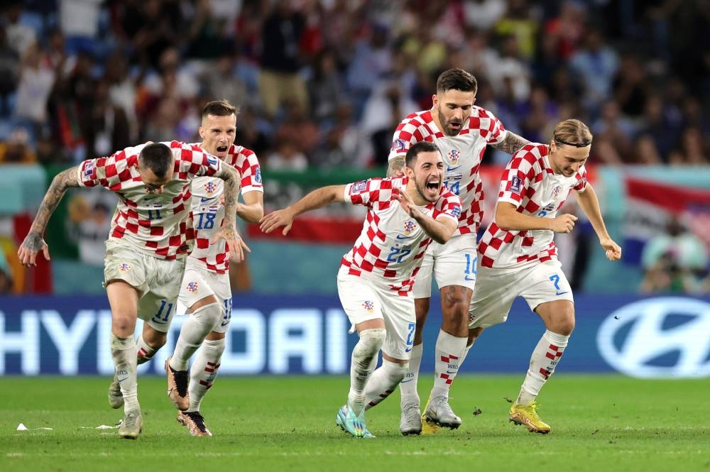 Pemain Croatia meraikan kejayaan apabila memenangi penentuan sepakan penalti pusingan 16 terbaik Piala Dunia Qatar 2022, ketika berdepan Jepun di Stadium Al Janoub, Al Wakrah, Qatar, pada Isnin. -Foto: EPA