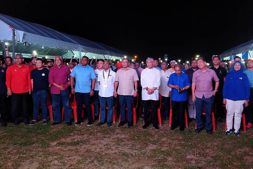 Ahmad Zahid (empat dari kanan) bersama pemimpin PH dalam kempen Ceramah Mega Ayuh Malaysia di Padang Serai pada Isnin.