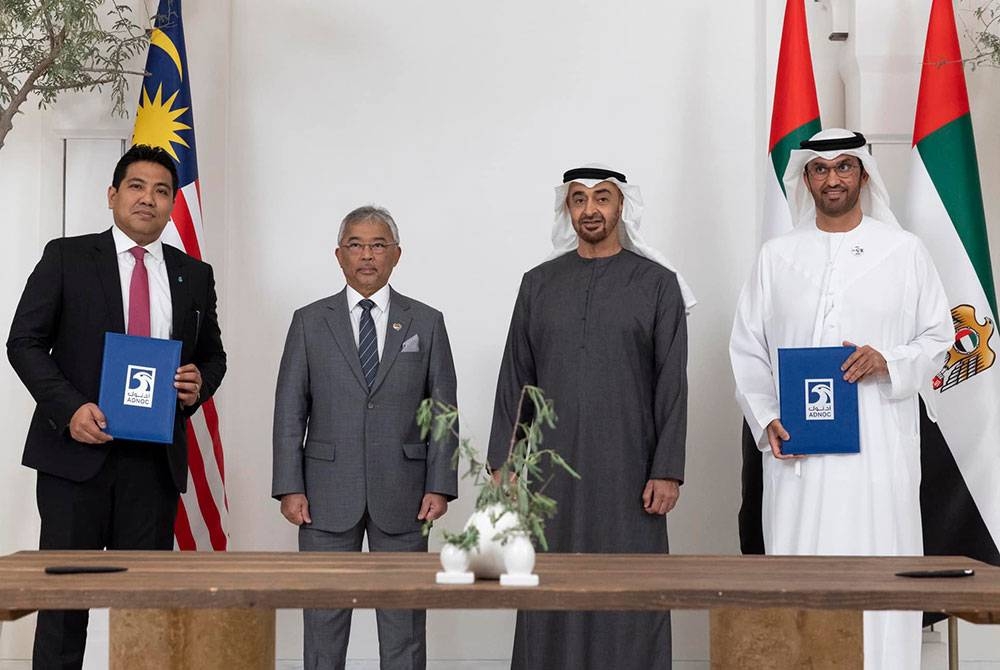 Al-Sultan Abdullah telah berkenan berangkat menyaksikan Majlis Pemeteraian Perjanjian antara Petronas Abu Dhabi Sdn Bhd dan ADNOC di Abu Dhabi, semalam. - Foto Istana Negara