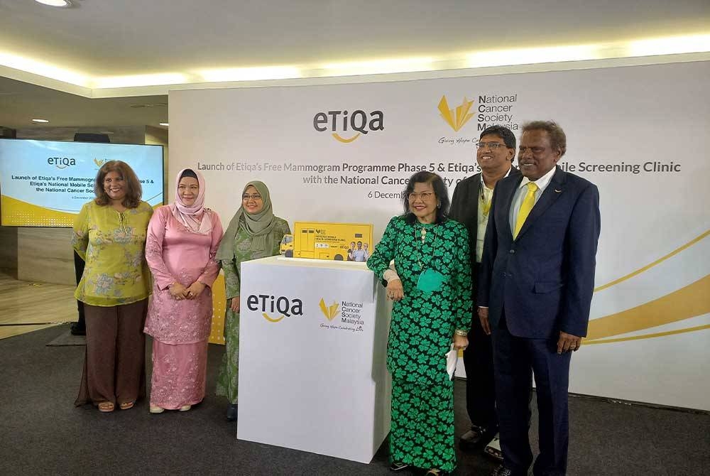 Tan Sri Rafidah Aziz (tiga dari kanan) merasmikan Pelancaran Fasa ke-5 Program Mamogram Percuma dan Pengenalan Klinik Saringan Bergerak Nasional Etiqa di Menara Etiqa, Bangsar pada Selasa.