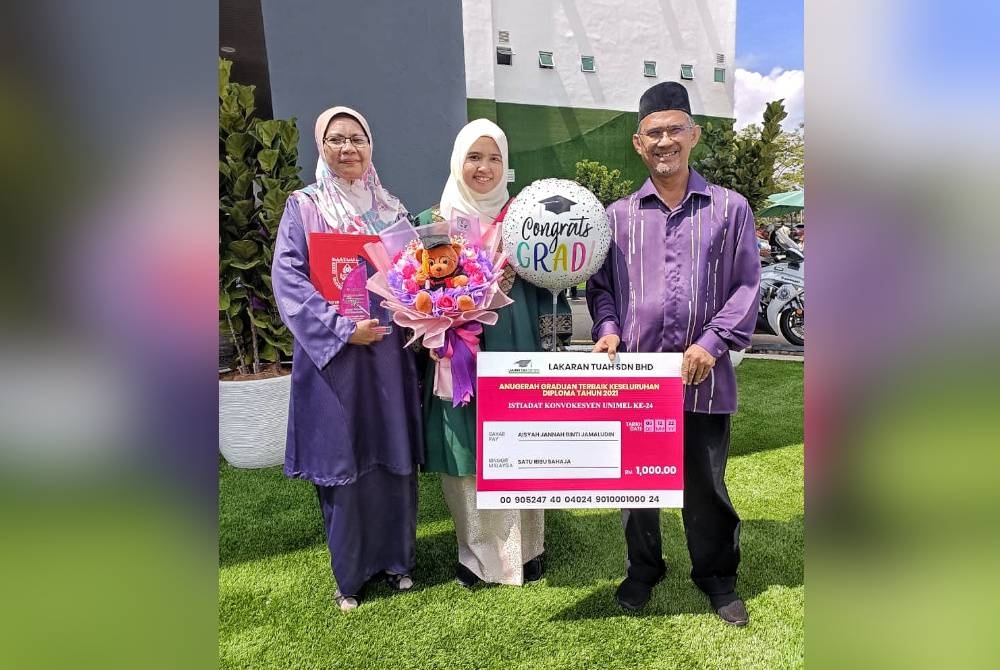 Aisyah Jannah bersama ibu bapanya selepas menerima Anugerah Graduan Terbaik Keseluruhan Diploma 2021 pada Majlis Konvokesyen UNIMEL ke-24 di MITC Ayer Keroh.