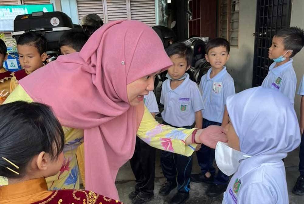 Fadhlina beramah mesra dengan murid SK Semenyih.