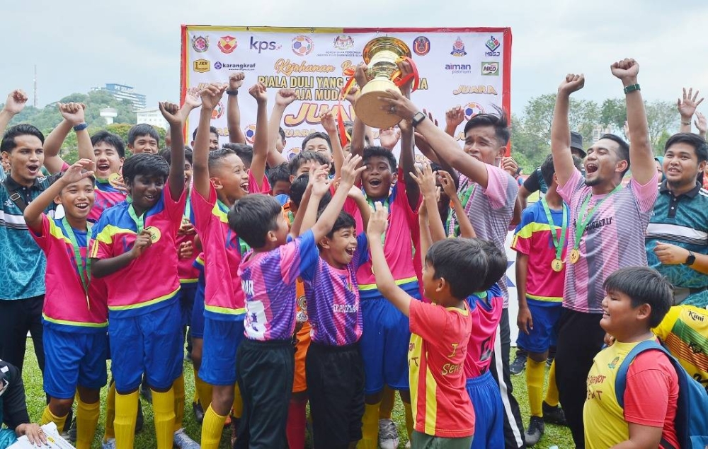 Sekolah Kebangsaan Sri Selangor muncul juara Piala DYTM Raja Muda Selangor menewaskan Sekolah Kebangsaan Puchong yang diadakan di Padang Latihan Persatuan Bolasepak Selangor (FAS).