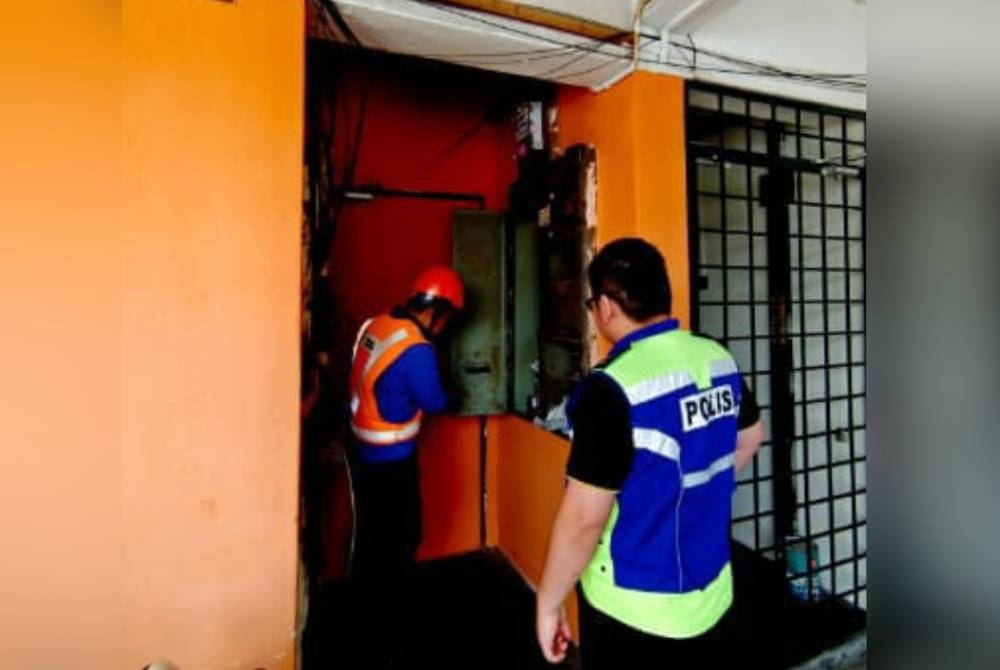 Kakitangan TNB dan polis sedang melaksanakan pemotongan bekalan elektrik ke atas premis yang menjalankan aktiviti perjudian dan pelacuran di sekitar Sentul pada Selasa.