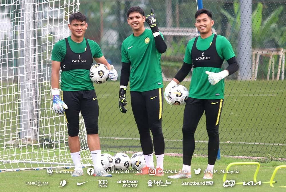 Syihan (tengah) bersama rakan sepelatih ketika menjalani kem latihan pusat Harimau Malaya di Wisma FAM. FOTO: Football Association of Malaysia