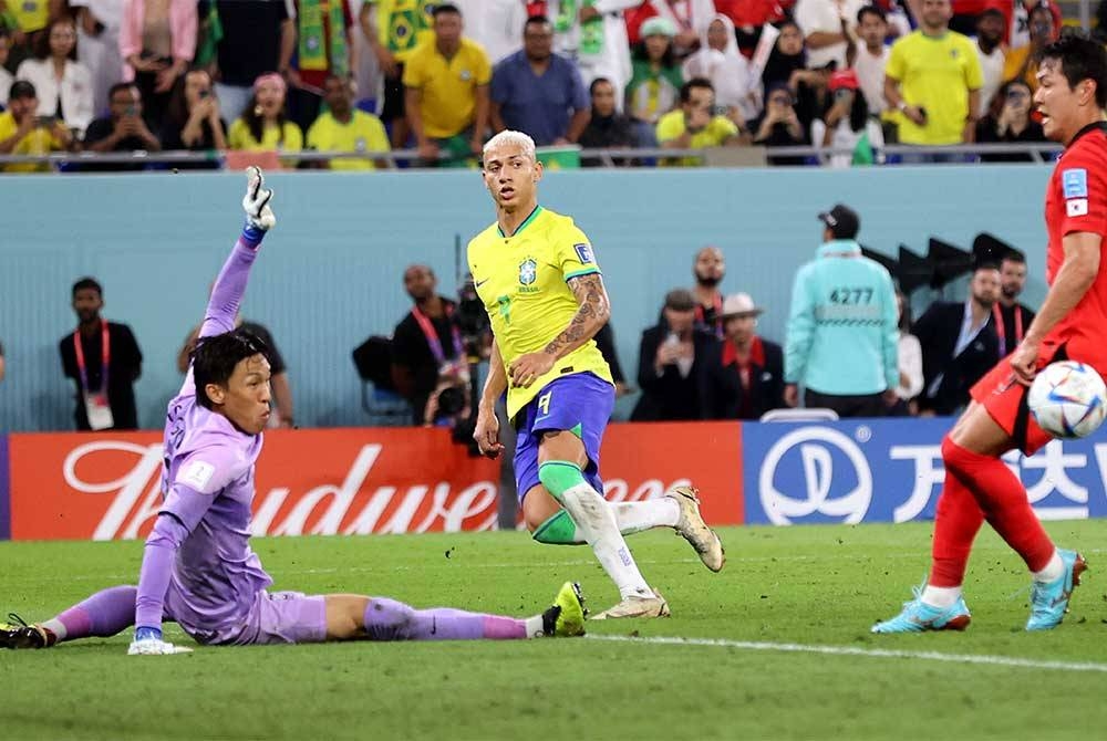 Bintang Brazil, Richarlison ketika melakukan percubaan ke arah gawang Korea Selatan semasa perlawanan pusingan 16 Piala Dunia Qatar 2022 di Stadium 974, Doha. -Foto EPA