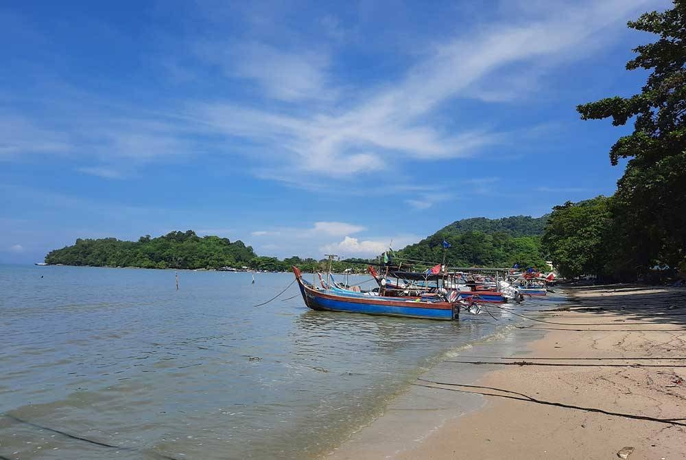 Kawasan Teluk Kumbar di Bayan Lepas antara kawasan yang dibanjiri nelayan asing.