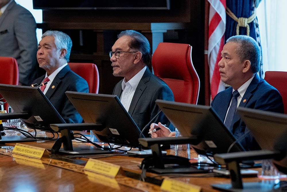 Anwar ketka mempengerusikan mesyuarat khas kabinet Kerajaan Perpaduan di Perdana Putra, Putrajaya pada Isnin. - Foto Bernama