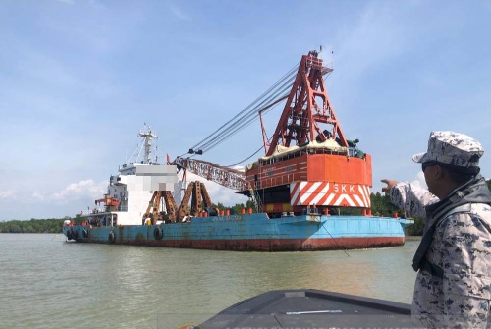 Sebuah kapal kren ditahan Agensi Penguatkuasaan Maritim Malaysia (Maritim Malaysia) Selangor di sekitar perairan Pulau Indah di sini pada Selasa.