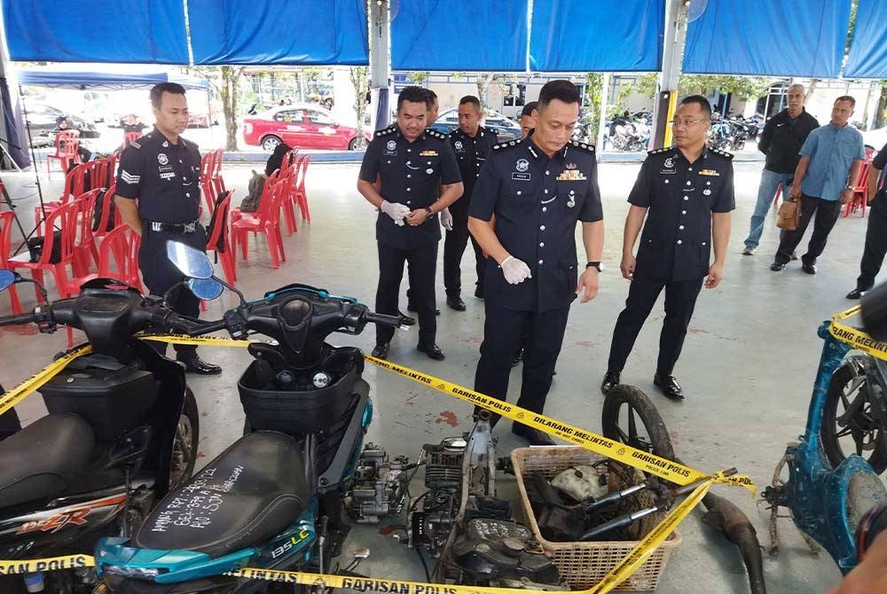 Mohamad Farouk melihat motosikal curi yang dirampas pada sidang akhbar di IPD Ampang Jaya pada Rabu.