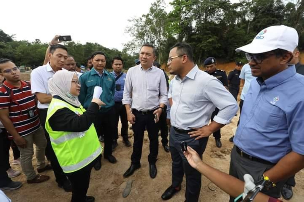 Sze Han (tengah) mengiringi Amirudin (dua kanan) ketika Menteri Besar itu mengadakan lawatan ke tapak berkenaan.