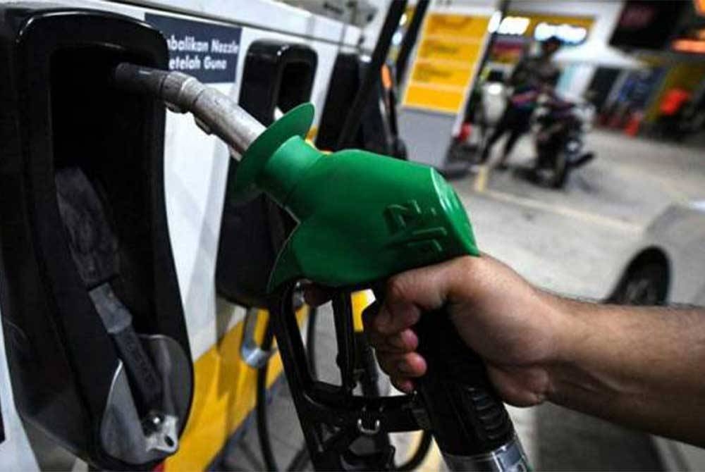 Harga runcit petrol RON97 turun 10 sen manakala harga runcit petrol RON95 dan diesel kekal tidak berubah untuk minggu ini bermula esok hingga 14 Disember ini. - Gambar hiasan