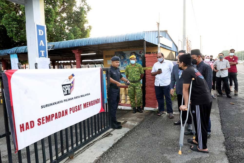 Pengundi mula beratur seawal 7.40 pagi di pintu masuk Pusat Mengundi Sekolah Menengah Kebangsaan Sultan Badlishah pada hari pengundian bagi PRU15 Parlimen Padang Serai hari ini. - Foto Bernama