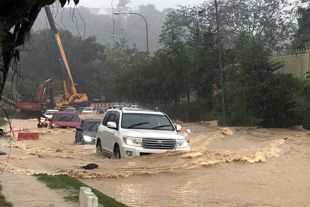 JPS telah mengeluarkan notis kesiapsiagaan kemungkinan banjir kilat di lima negeri dalam tempoh 24 jam. - Gambar hiasan