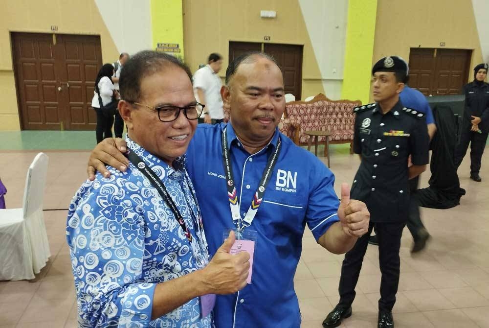 Mohd Johari bersama Menteri Besar Pahang, Datuk Seri Wan Rosdy Wan Ismail ketika disahkan menang kerusi DUN Tioman pada Rabu.