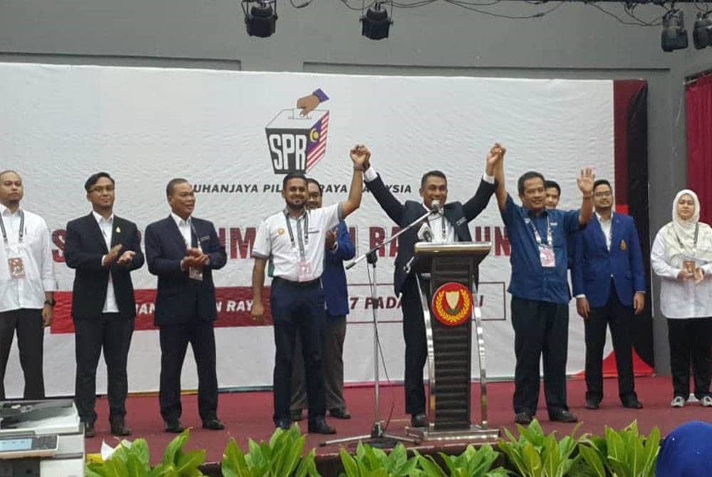 Azman (tiga dari kanan) ketika diumumkan menang di kerusi Parlimen Padang Serai pada PRU15 hari ini.