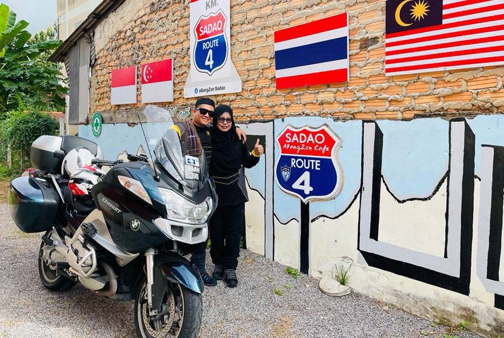 Mohd Rozaimi bersama isterinya di salah sebuah lokasi di Thailand.