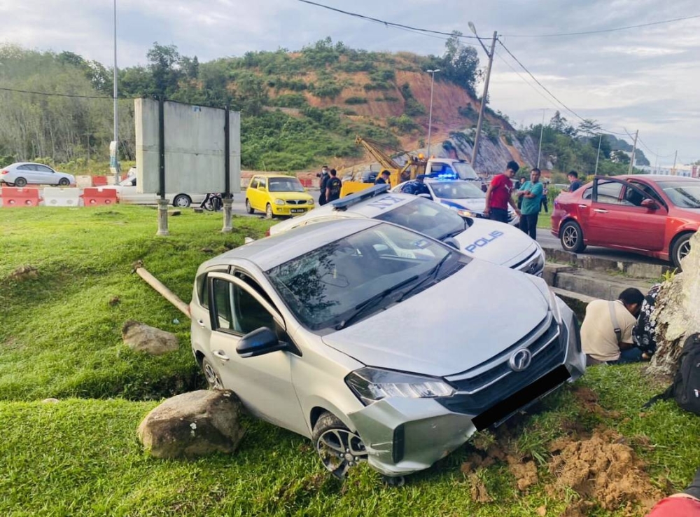 Kereta Perodua MyVi yang dipandu suspek yang terbabas ketika cuba melarikan diri daripada polis. 