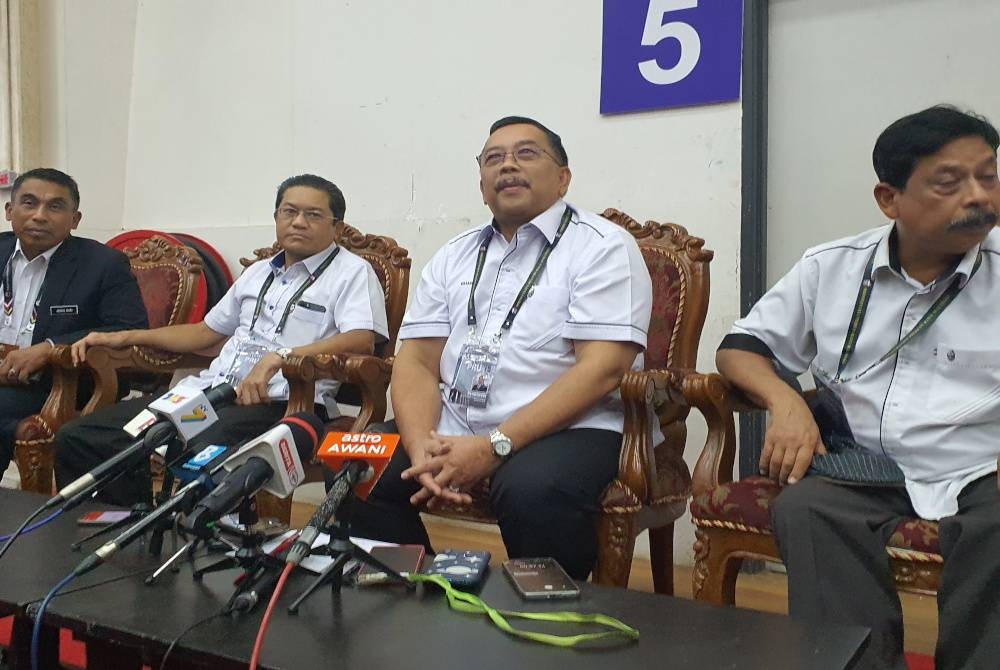 Abdul Ghani pada sidang akhbar selepas selesai melakukan tinjauan proses penjumlahan undi dan pengumuman pemenang kerusi Parlimen Padang Serai yang diadakan pada malam Rabu.