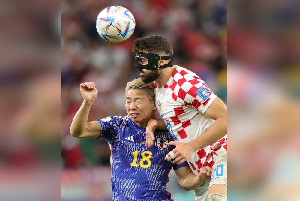 Gvardiol (kanan) menjadi sandaran Croatia untuk menyekat kemaraan rangkaian serangan Brazil pada aksi suku akhir Piala Dunia Qatar pada Jumaat. - Foto EPA