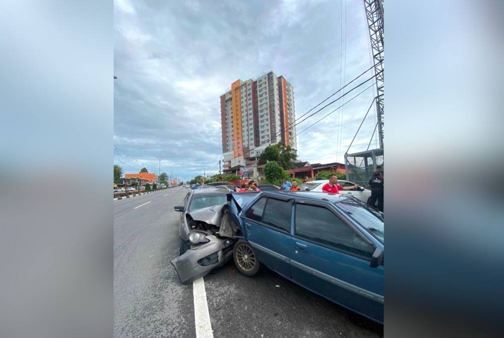 Proton Pesona yang dipandu lelaki berusia 21 tahun yang terbabas melanggar kenderaan-kenderaan di bahu jalan.