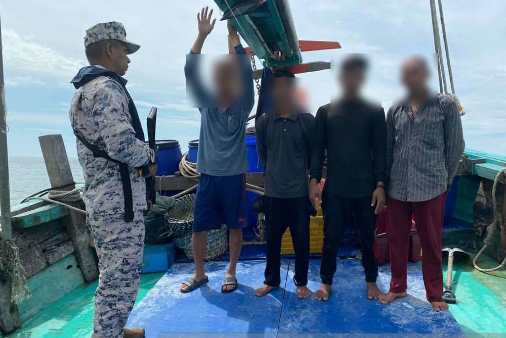 Tiga nelayan warga asing dan seorang tekong warga tempatan ditahan selepas melakukan aktiviti perikanan di kedudukan 2.4 batu nautika Sungai Burong di perairan Tanjong Karang di sini pada Rabu.