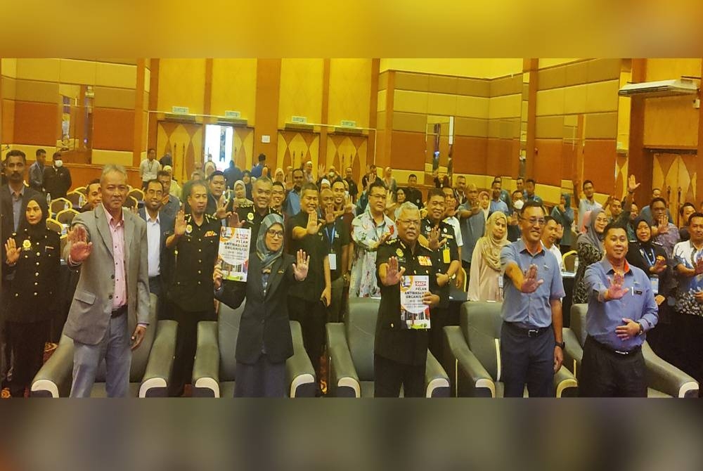 Alias (depan tiga dari kanan) dan Rahilah (depan dua dari kiri) bergambar bersama peserta pada Seminar Integriti: Penguatkuasa Berintegriti Memperkasa Organisasi MPKS di De Palma Resort Kuala Selangor di sini pada Khamis.