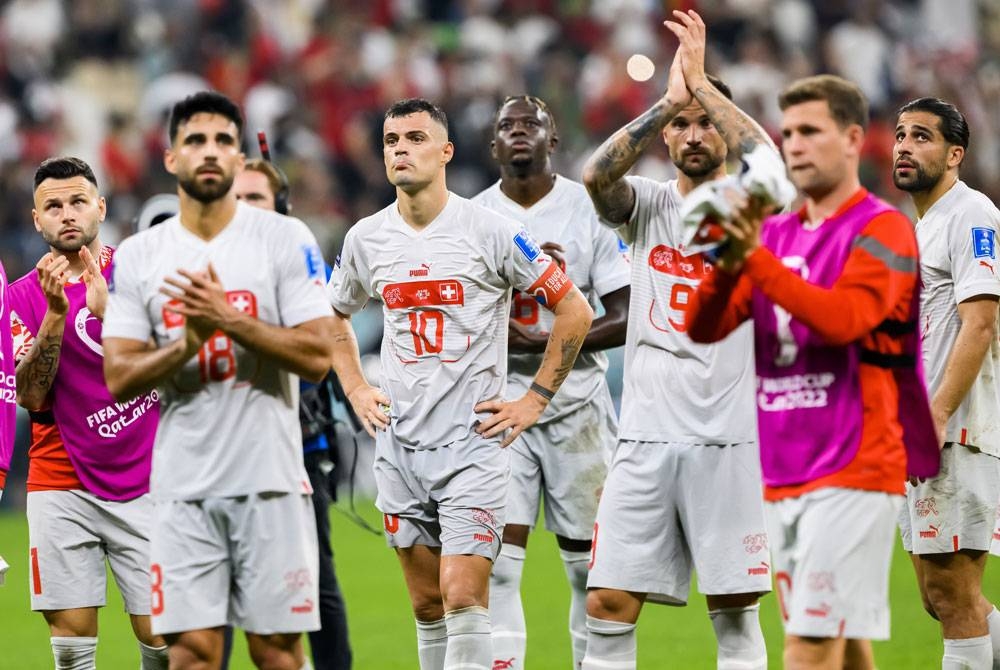 Pemain Switzerland kecewa selepas tersingkir daripada saingan Piala Dunia Qatar 2022 setelah tewas kepada Portugal dalam saingan kalah mati pada Rabu. - Foto EPA