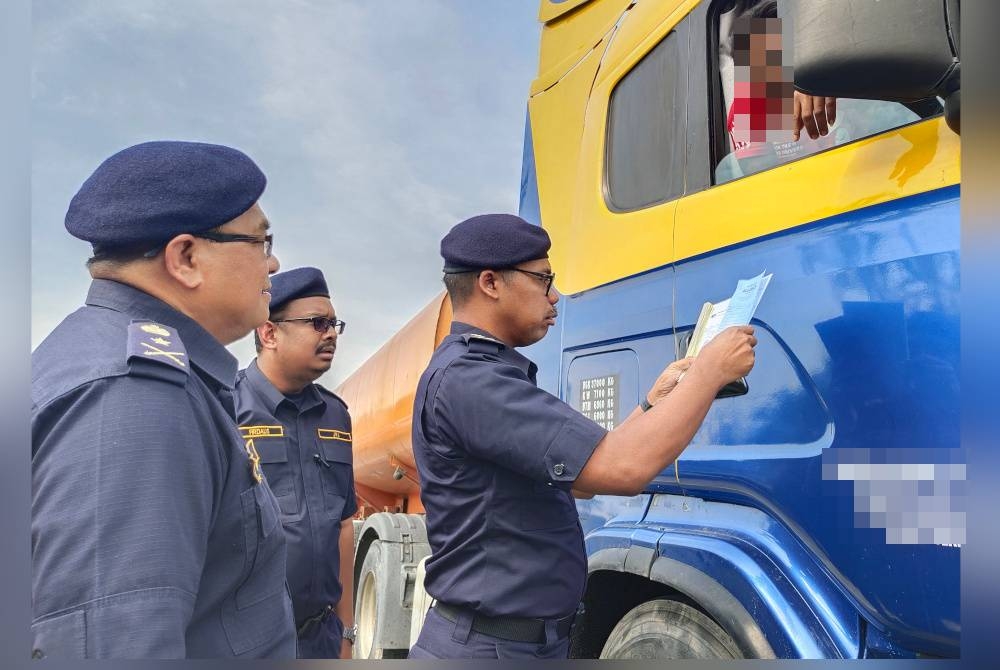 Hanif membuat pemeriksaan dokumen dalam Operasi Rentas Sempadan Zon Selatan.