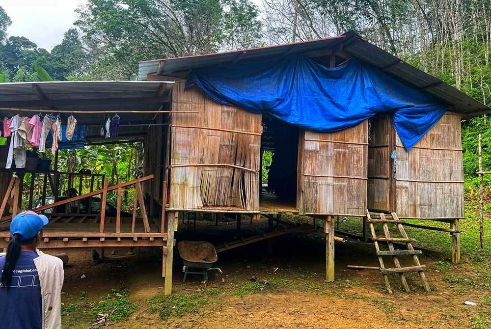 Rumah mangsa yang diserang gajah liar di Kampung Simoi Baru Pos Betau dekat Kuala Lipis pada Selasa. -