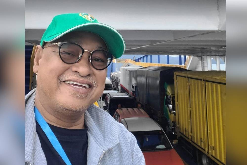 Mohd Suhaimi kelihatan ceria dan sihat ketika menggunakan perkhidmatan Roro ke Kuala Perlis untuk turut serta berkempen bersama pemimpin PN lain di Padang Serai.