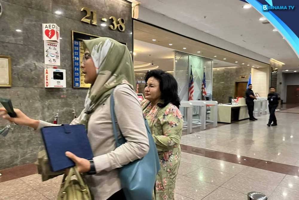 Kehadiran Rosmah (kanan) pada malam mesyuarat MKT UMNO di Menara Dato Onn menimbulkan tanda tanya. - Foto Bernama TV