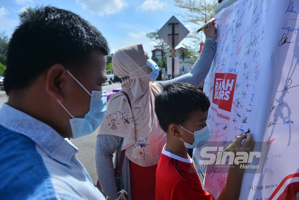 Orang ramai menandatangani pada kanvas Rasuah Busters sebagai tanda sokongan tolak budaya rasuah.