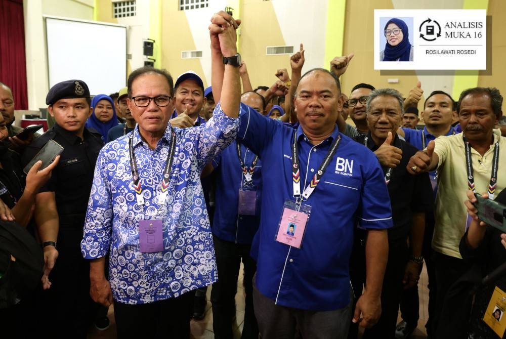 Menteri Besar Pahang, Datuk Seri Wan Rosdy Wan Ismail meraikan kemenangan Calon BN DUN Tioman, Datuk Seri Mohd Johari selepas berjaya pertahankan kerusi DUN Tioman pada PRU15 pada Rabu. - Foto Bernama