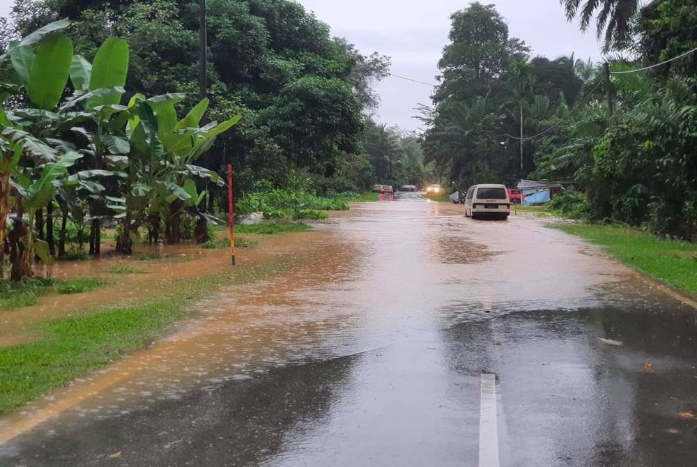 Laluan di Kampung Kuala Ping dan Talor (Matang -Nibong) di Hulu Terengganu telah dinaiki air awal pagi Jumaat. - Foto Ihsan Pembaca