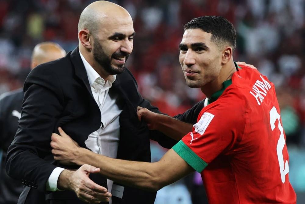 Regragui (kiri) berpeluang mencipta sejarah bersama Maghribi pada aksi suku akhir Piala Dunia Qatar menentang Portugal pada Sabtu. - Foto EPA