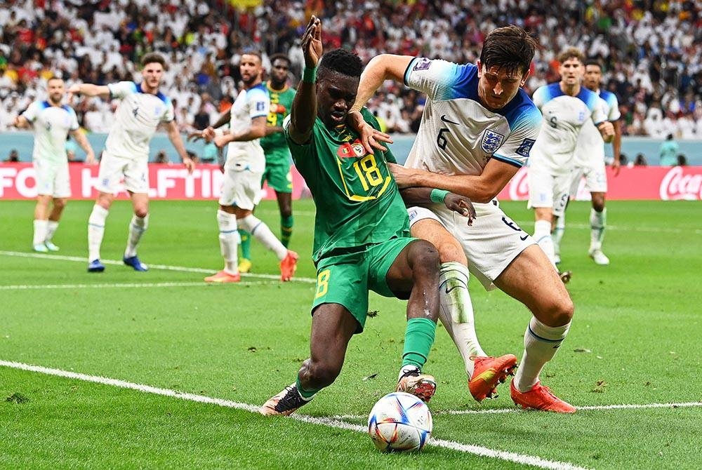 Maguire (kanan) menjadi mangsa ejekan di laman sosial ekoran prestasi hambar bersama United, namun cemerlang membantu England di Qatar. Foto EPA