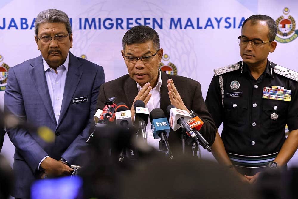 Saifuddin Nasution (tengah) ketika sidang media selepas mengadakan lawatan kerja di Jabatan Imigresen Malaysia hari ini. Foto Bernama