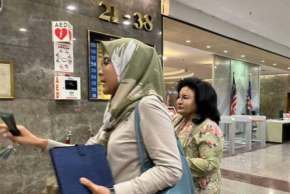 Kehadiran Rosmah (kanan) pada malam mesyuarat MKT UMNO di Menara Dato Onn menimbulkan tanda tanya. - Foto Bernama TV