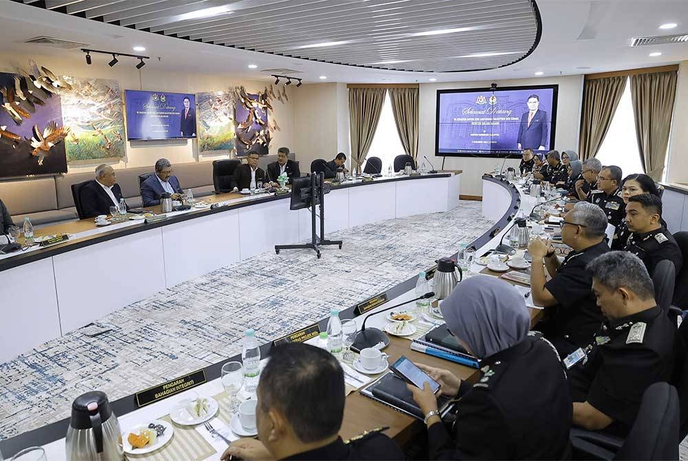 Saifuddin Nasution (empat dari kiri) ketika mengadakan lawatan kerja di Jabatan Imigresen Malaysia hari ini. Foto Bernama