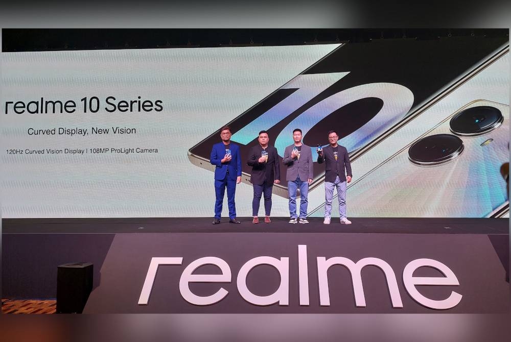 Marcus (dua dari kanan) melancarkan secara rasmi Siri realme 10 Pro 5G pada majlis prlancaran di ibu negara pada Khamis.