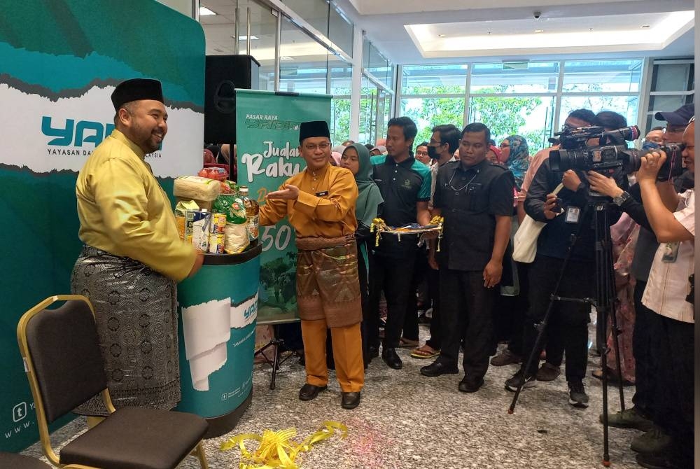 Mohd Na'im merasmikan Program Jualan Rakyat Penjawat Awam di Kompleks Islam Putrajaya pada Jumaat.