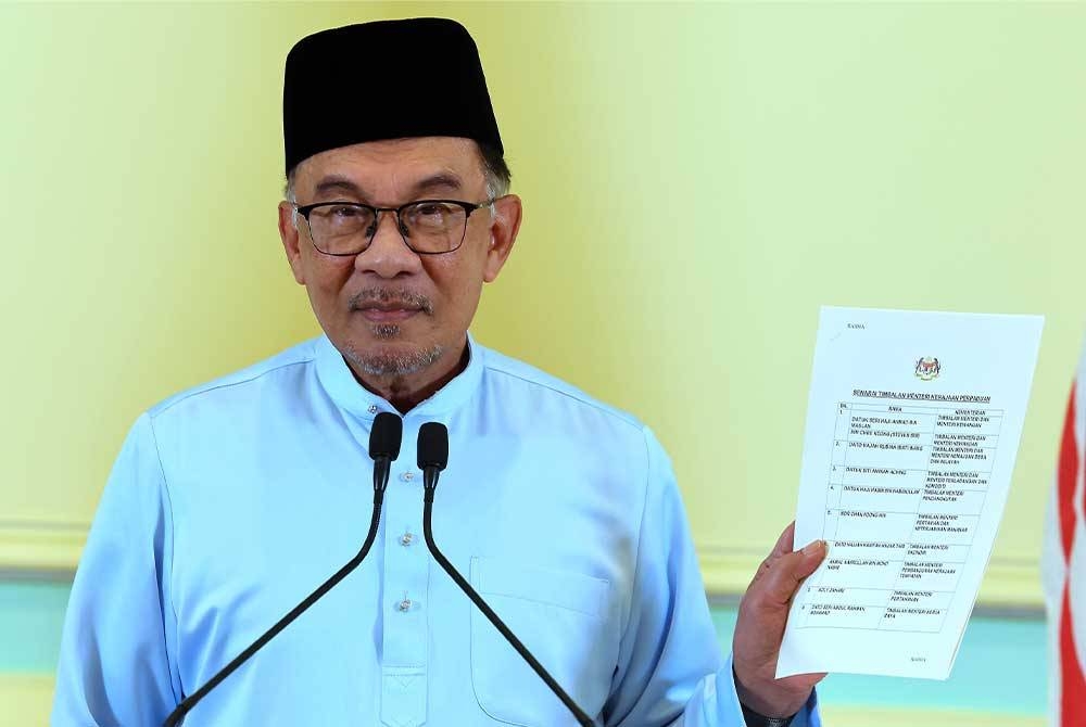 Perdana Menteri Datuk Seri Anwar Ibrahim menunjukkan senarai pembentukan barisan Timbalan Menteri -Foto Bernama