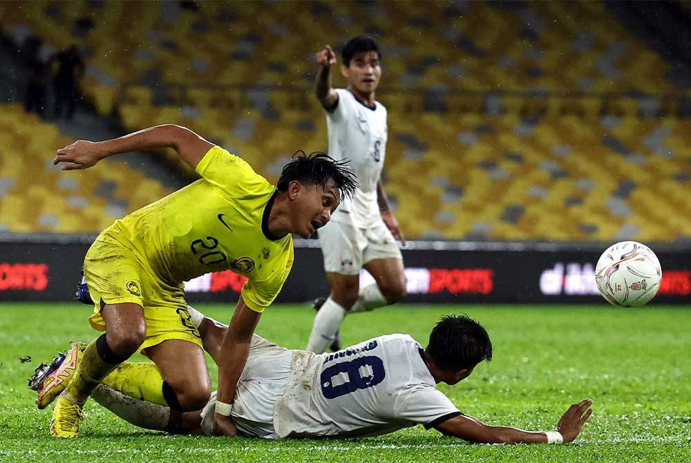 Pemain kebangsaan Nur Shamir Iszuan Amin cuba mendapatkan bola pada aksi perlawanan persahabatan antarabangsa antara Malaysia dan Kemboja di Stadium Nasional Bukit Jalil malam ini. Foto Bernama